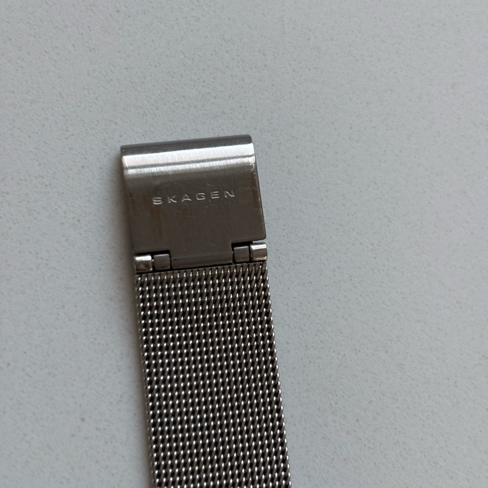 Skagen Silver Mesh Women's Watch: Mother of Pearl Face - Picture 4 of 5